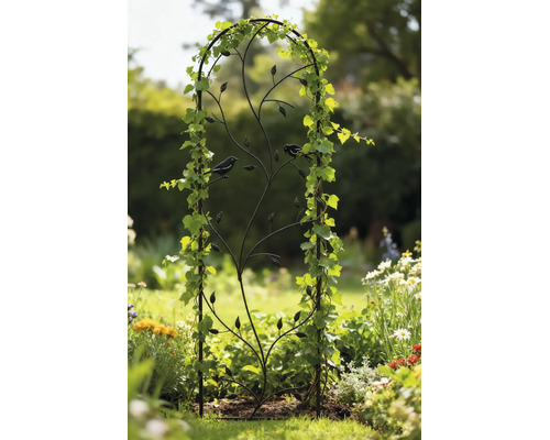 Support pour plantes grimpantes décoratif en métal avec motifs d'oiseaux et de feuilles dans un jardin, avec des fleurs.