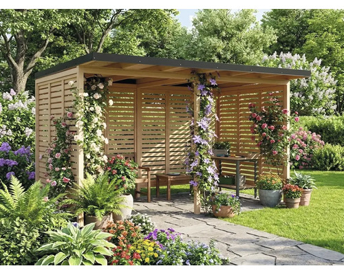 Pavillon en bois avec parois à lamelles, toit plat et plantes grimpantes dans un jardin lumineux avec chemin en pierre et meubles en bois.