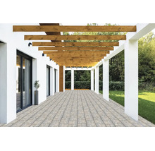 Terrasse moderne avec des pavés, une pergola en bois à poutres horizontales et des colonnes blanches à côté d'un jardin.