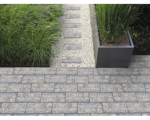 Aménagement de jardin moderne avec des pavés en béton, une allée en gravier avec des pas japonais, des graminées et un grand bac à fleurs.