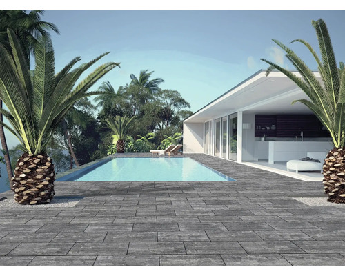 Terrasse moderne avec des dalles de sol aspect pierre, une piscine et une maison blanche entourée de palmiers.