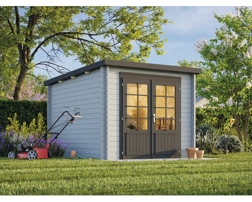 Modernes Gartenhaus aus Holz mit Flachdach und Sprossen-Doppeltür, platziert in einem sonnigen Garten mit Rasenmäher und blühenden Bäumen.