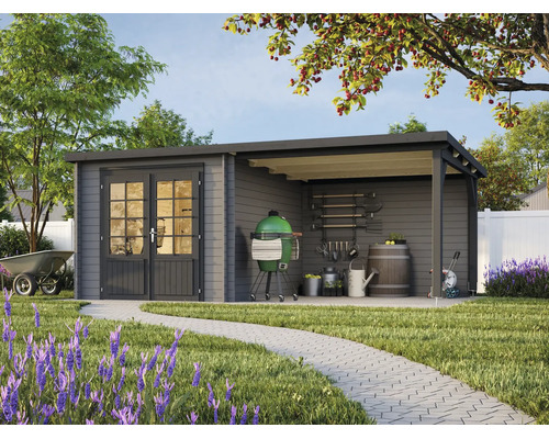 Modernes Gartenhaus aus Holz mit Pultdach, Doppeltür mit Fenstern und integrierter überdachter Terrasse in einem hellen, organisierten Garten.