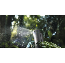 Automatischer Sprühnebel-Spender mit WIPER Logo sprüht einen feinen Wassernebel auf grüne Blätter in einem Garten.