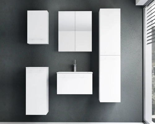 Ensemble de meubles de salle de bains blanc moderne avec meuble sous-lavabo, armoire de toilette, armoire haute et éléments muraux.