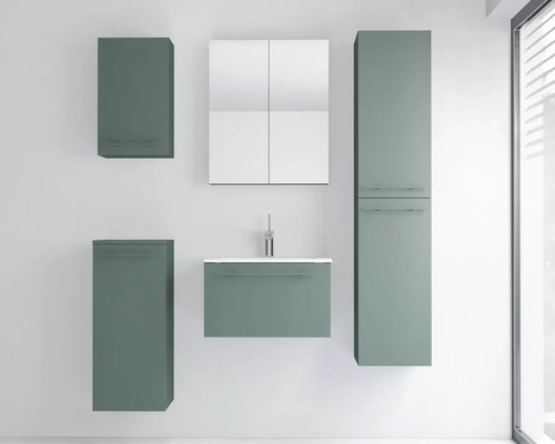 Ensemble de meubles de salle de bain moderne en vert sauge mat comprenant un meuble sous-lavabo, une armoire de toilette et plusieurs armoires murales.
