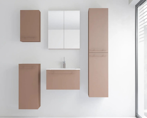 Ensemble de meubles de salle de bains moderne composé d'un sous-lavabo avec lavabo blanc, une armoire de toilette, une armoire haute et deux meubles suspendus.