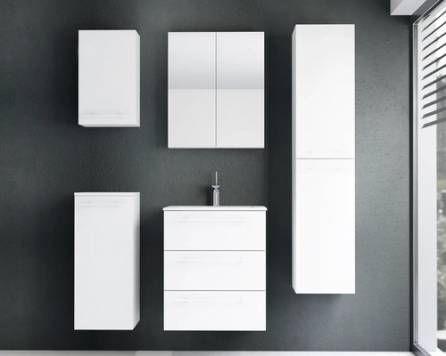 Ensemble de meubles de salle de bains moderne en blanc, comprenant un meuble sous-lavabo, une armoire de toilette, une colonne et deux meubles hauts.