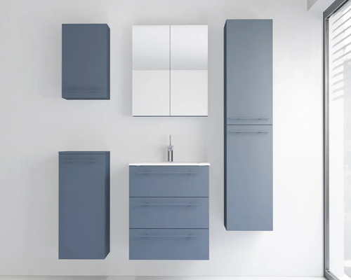 Ensemble de meubles de salle de bain bleu-gris comprenant un meuble sous-vasque, une armoire de toilette, une armoire haute et deux éléments hauts.