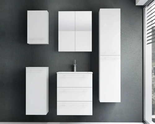 Ensemble de meubles de salle de bains moderne en blanc comprenant un meuble sous-lavabo, une armoire de toilette et plusieurs armoires latérales.