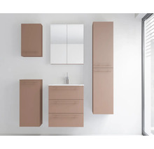 Ensemble de meubles de salle de bain vieux rose, comprenant un meuble sous-vasque à trois tiroirs, une armoire de toilette et des colonnes.