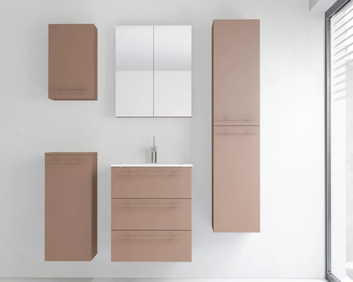 Ensemble de meubles de salle de bain vieux rose, comprenant un meuble sous-vasque à trois tiroirs, une armoire de toilette et des colonnes.