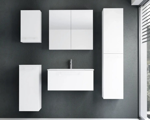 Ensemble de meubles de salle de bains blanc moderne composé d'un meuble sous-vasque avec lavabo, d'une armoire de toilette et d'armoires murales.