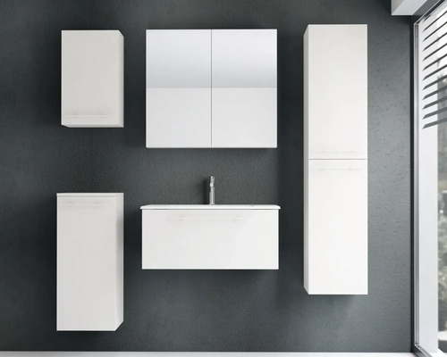 Ensemble de meubles de salle de bains suspendus modernes comprenant un meuble sous-vasque avec lavabo, une armoire de toilette et des colonnes.