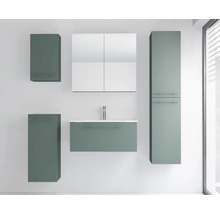 Ensemble de meubles de salle de bains moderne en vert sauge avec armoire de toilette, lavabo, armoire haute et deux meubles muraux.