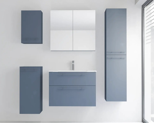 Ensemble de meubles de salle de bains moderne composé d'un lavabo avec sous-meuble, d'une armoire de toilette et de plusieurs armoires murales.