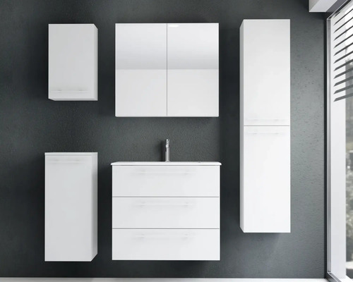 Ensemble de meubles de salle de bain moderne avec meuble sous-lavabo à trois tiroirs, lavabo, armoire de toilette et plusieurs meubles muraux.