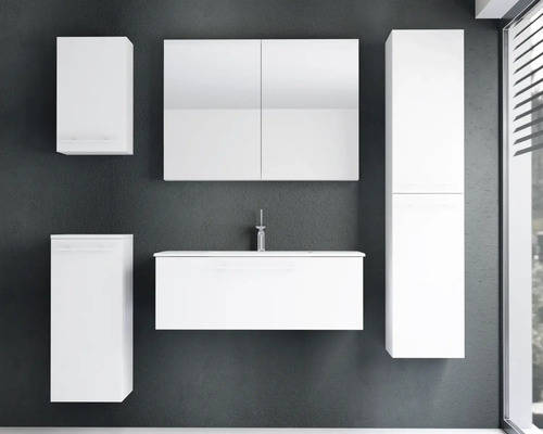 Ensemble de meubles de salle de bains blanc avec meuble sous-lavabo, armoire de toilette, colonne et placards muraux sur fond sombre.