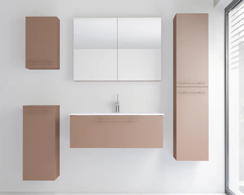 Ensemble de meubles de salle de bains moderne vieux rose mat avec sous-vasque, lavabo blanc, armoire de toilette et trois armoires murales.