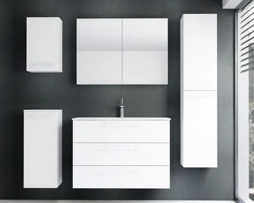 Ensemble de meubles de salle de bains blanc comprenant un meuble sous-lavabo à trois tiroirs, une armoire de toilette et trois colonnes murales.