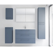 Ensemble de meubles de salle de bains composé d'un meuble sous-vasque à trois tiroirs, lavabo en céramique, armoire de toilette et deux armoires.