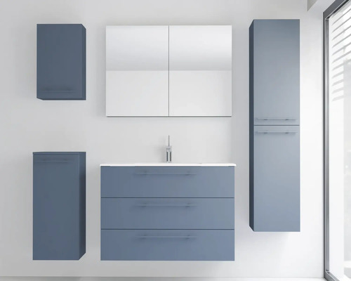Ensemble de meubles de salle de bains composé d'un meuble sous-vasque à trois tiroirs, lavabo en céramique, armoire de toilette et deux armoires.