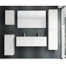 Ensemble de meubles de salle de bains blanc avec double vasque, deux robinets, armoire de toilette à trois portes et colonnes de rangement.