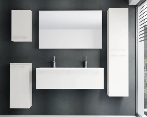 Ensemble de meubles de salle de bains blanc avec double vasque, deux robinets, armoire de toilette à trois portes et colonnes de rangement.