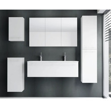 Ensemble de meubles de salle de bains blanc comprenant un meuble sous-vasque double, une armoire à miroir à trois portes et des colonnes murales.