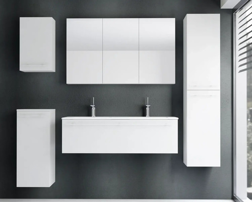 Ensemble de meubles de salle de bains blanc comprenant un meuble sous-vasque double, une armoire à miroir à trois portes et des colonnes murales.