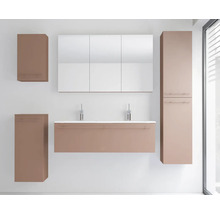 Meubles de salle de bains avec meuble sous-vasque double suspendu, deux robinets, armoire de toilette à trois portes et deux colonnes.