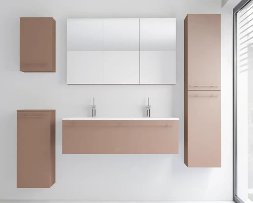 Meubles de salle de bains avec meuble sous-vasque double suspendu, deux robinets, armoire de toilette à trois portes et deux colonnes.