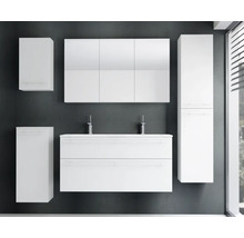 Ensemble de meubles de salle de bains moderne blanc avec double vasque, deux robinets, armoire de toilette à trois portes et colonnes murales.