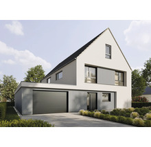 Modernes Einfamilienhaus mit Satteldach, integrierter Garage mit Sektionaltor und Fassadenverkleidung aus vertikalen Lamellen.