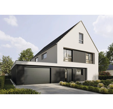 Modernes zweigeschossiges Haus mit Satteldach, heller Fassade, dunkler Metallverkleidung, Sektionaltor und gestalteter Außenanlage.