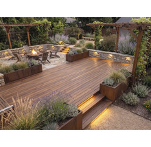 Aménagement de jardin moderne avec terrasse en bois, mur en pierre avec éclairage, foyer, chaises en bois, pergola et jardinières.