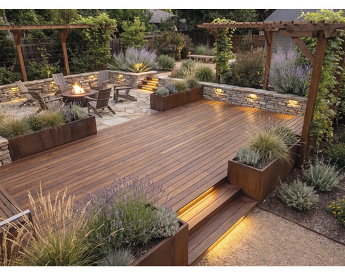 Aménagement de jardin moderne avec terrasse en bois, mur en pierre avec éclairage, foyer, chaises en bois, pergola et jardinières.