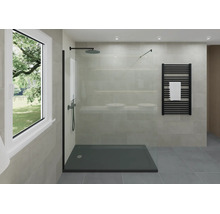 Salle de bains moderne avec douche à l'italienne, paroi vitrée, receveur de douche anthracite et robinetterie noire sur carrelage gris clair.