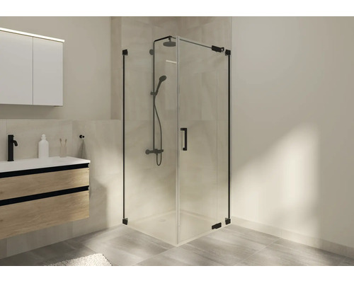 Modernes Badezimmer mit einer Eckduschkabine aus Glas und schwarzen Beschlägen neben einem Waschtischunterschrank in Holzoptik.