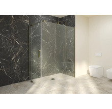 Moderne Duschkabine aus Glas mit messingfarbenen Beschlägen vor einer Wand in Marmoroptik im Badezimmer mit bodengleicher Dusche.