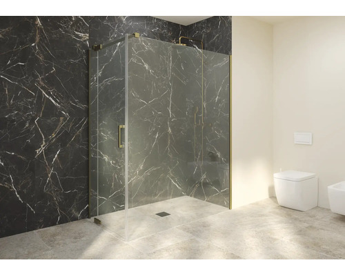 Moderne Duschkabine aus Glas mit messingfarbenen Beschlägen vor einer Wand in Marmoroptik im Badezimmer mit bodengleicher Dusche.