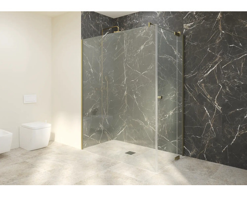 Cabine de douche en verre transparent avec profilés dorés dans une salle de bains moderne avec carrelage imitation marbre.