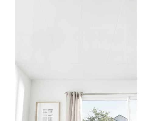 Weiße Deckenpaneele in einem hellen, modern eingerichteten Wohnraum mit großem Fenster und hellem Vorhang.