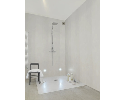 Helles, modernes Badezimmer mit begehbarer Dusche, Regenduschkopf, Handbrause, hellen Wandfliesen und einem Stuhl mit weißem Handtuch.