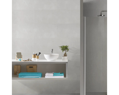Helles, modernes Badezimmer mit hellgrauen Wandfliesen, weißem Aufsatzwaschbecken auf einer Wandkonsole und einer Regendusche.