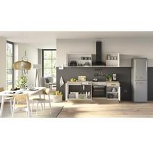 Cuisine moderne avec kitchenette ouverte, four encastré, hotte aspirante et réfrigérateur rétro autonome dans un espace de vie lumineux.