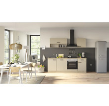 Cuisine moderne avec façades beiges, cuisinière électrique intégrée, hotte aspirante et réfrigérateur rétro autonome dans un espace ouvert.