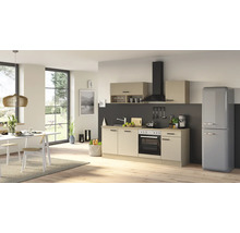 Cuisine equipee moderne dans un espace de vie ouvert avec des facades claires, une hotte aspirante noire et un refrigerateur retro.