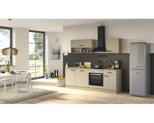 Cuisine equipee moderne dans un espace de vie ouvert avec des facades claires, une hotte aspirante noire et un refrigerateur retro.