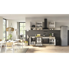 Cuisine moderne avec cuisine équipée, lave-vaisselle intégré, cuisinière et coin repas adjacent dans un espace ouvert et lumineux.